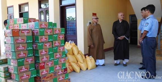 Cutural Board of Đà Nẵng Buddhism presents gifts to fishery surveillance force